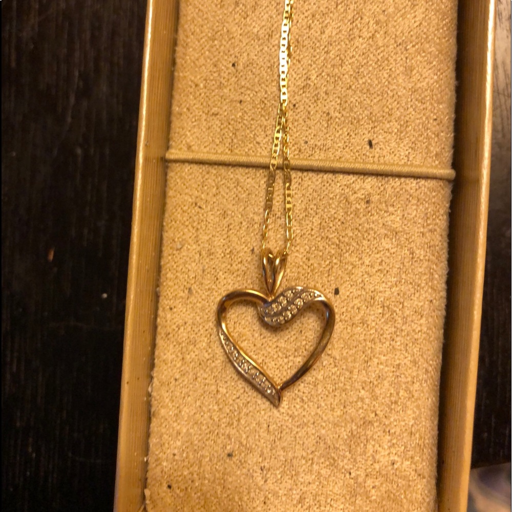 Ladies necklace.
